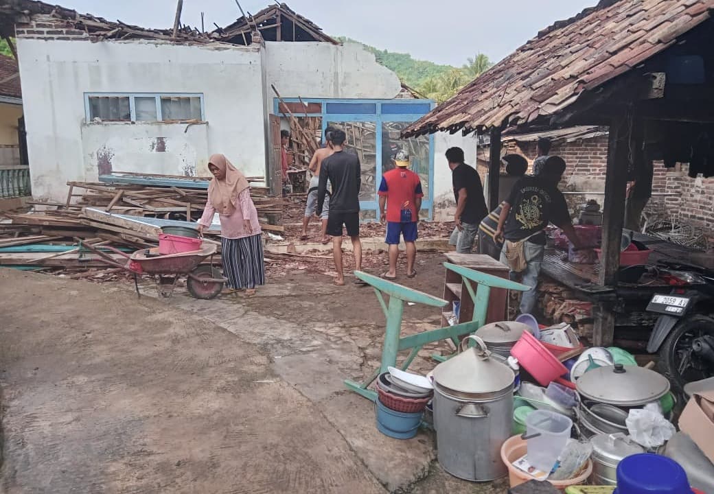 Ditinggal Sholat Shubuh, Rumah di Bawean Tiba-tiba Ambruk