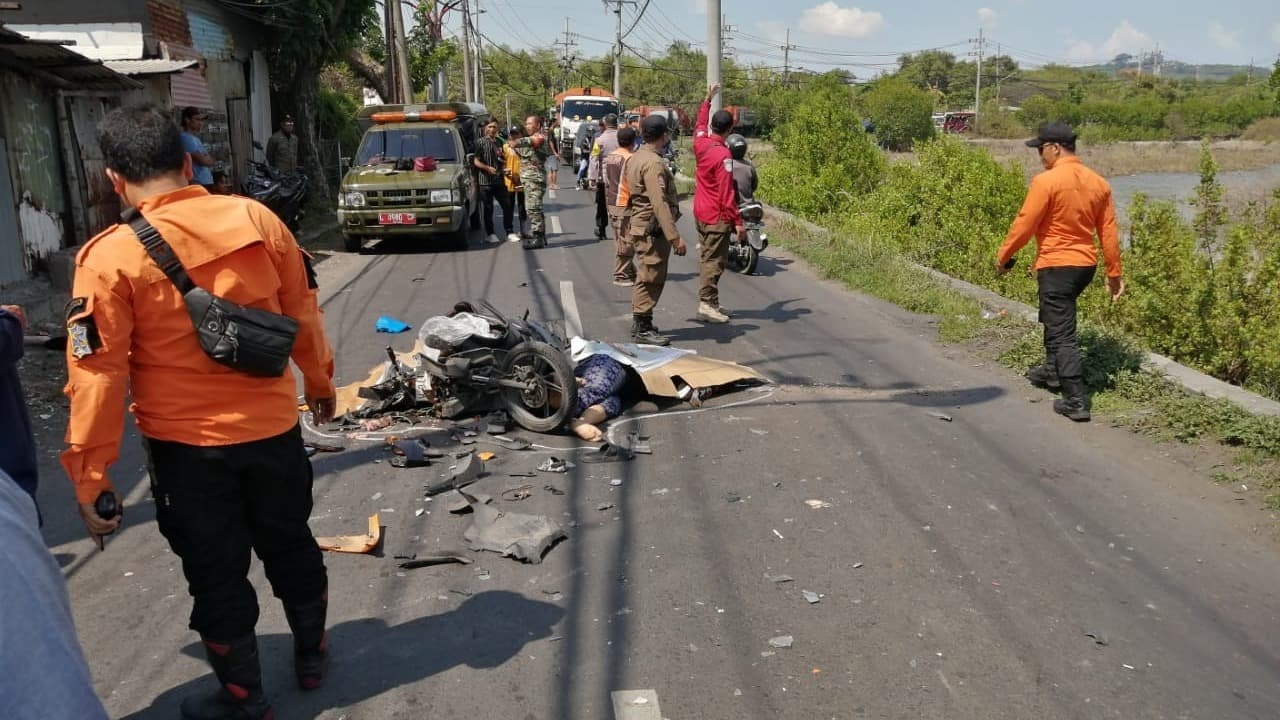 Boncengan Satu Motor, Ibu, Anak dan Nenek Tewas Terlindas Truk