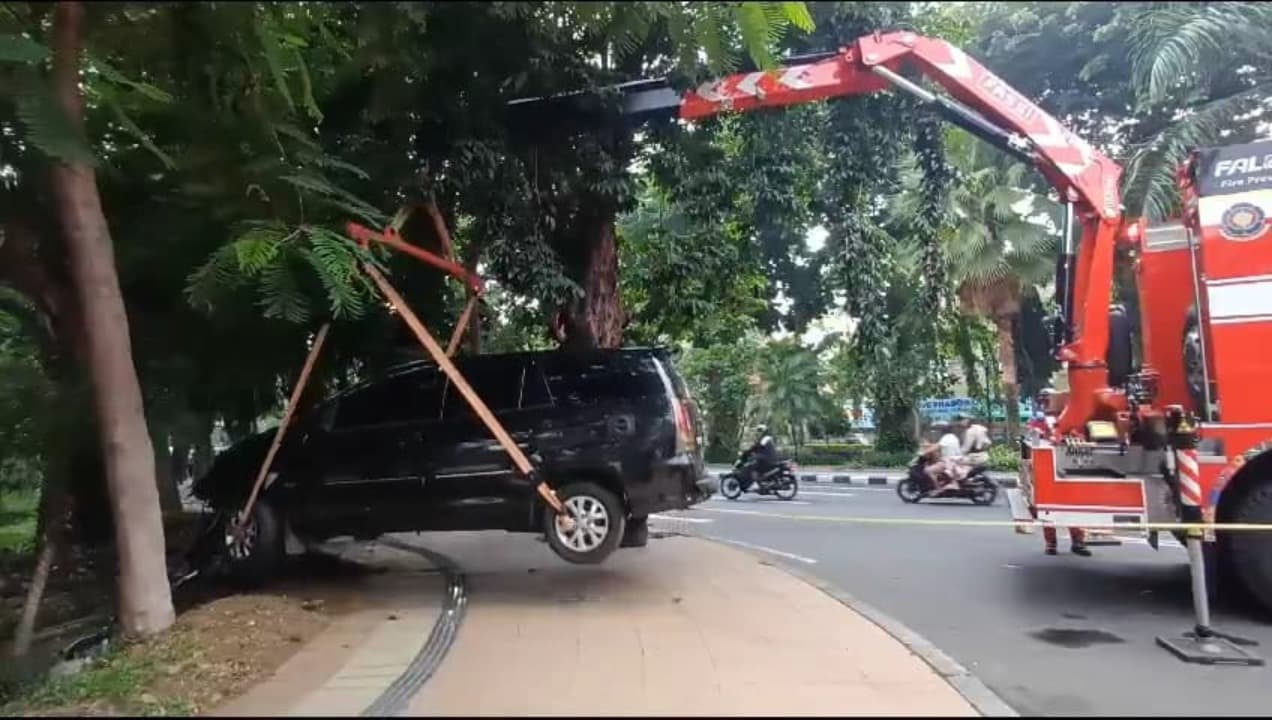 Hilang Kendali, Kijang Innova Tabrak Taman Mayangkara