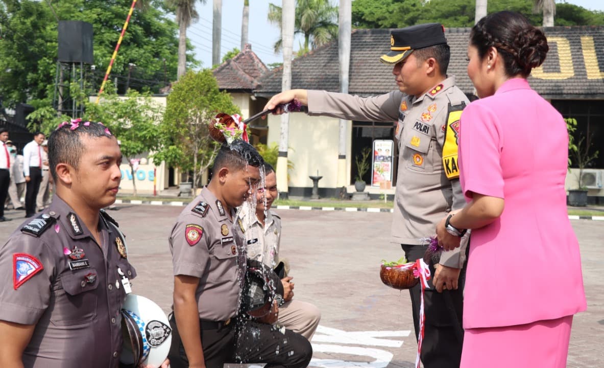 Naik Pangkat, 93 Anggota Polres Nganjuk Jalani Tradisi Mandi Kembang