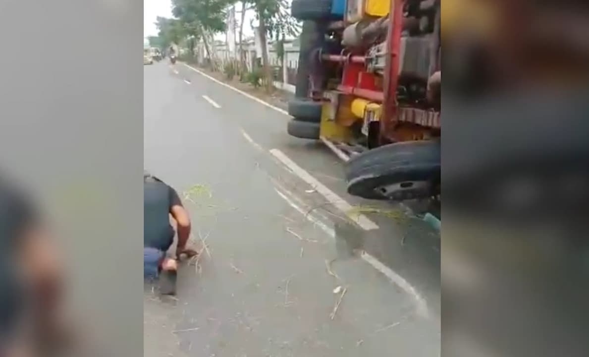 Hendak Cari Pakan Ternak, Pemotor Tewas Tertimpa Truk Terguling di Babat