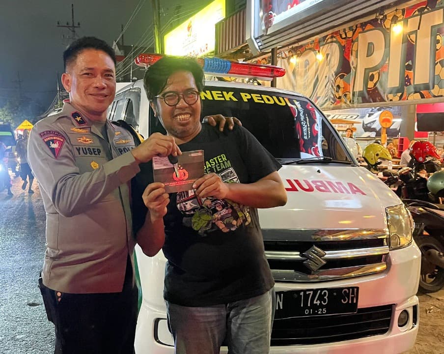 Apresiasi Giat Sosial Bonek, Wakapolda Jatim Serahkan 1 Unit Mobil Ambulans