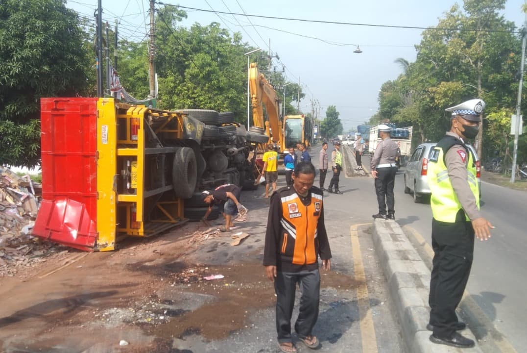 Ban Meletus, Truk Muat Keramik Terguling di Depan SPN Mojokerto