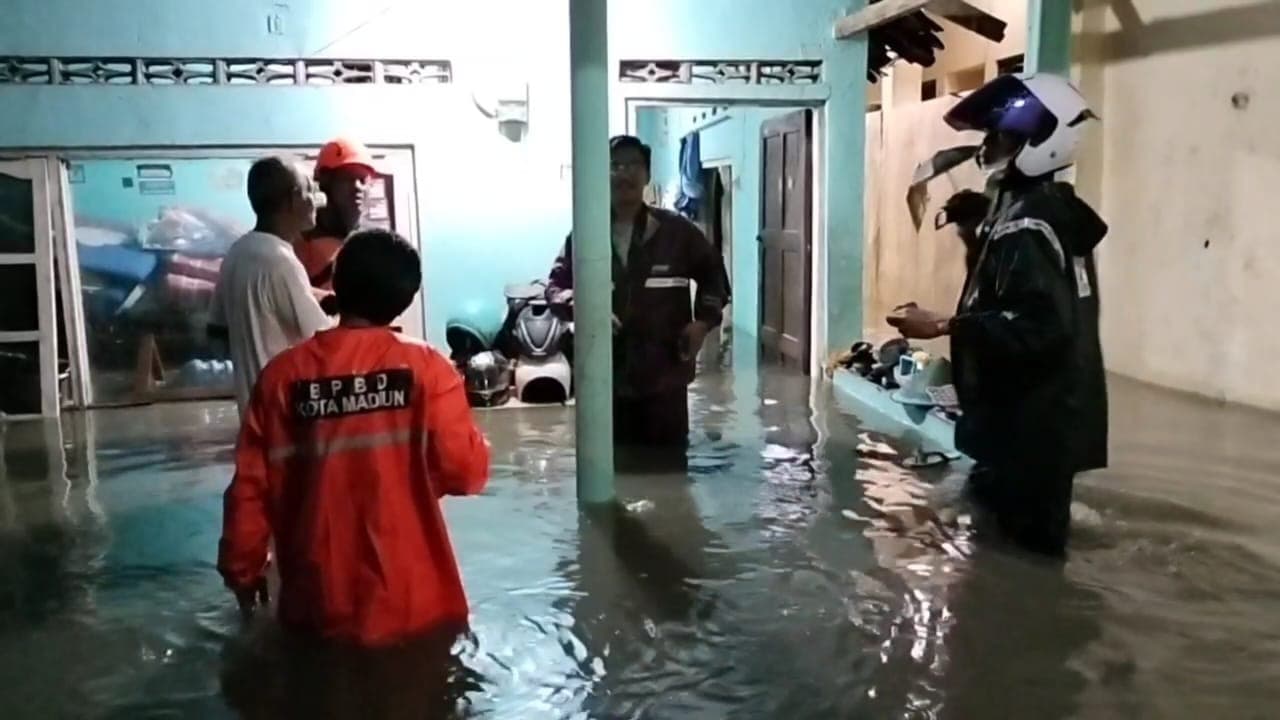 Diguyur Hujan Deras, Jalan dan Rumah Warga di Kota Madiun Terendam Banjir