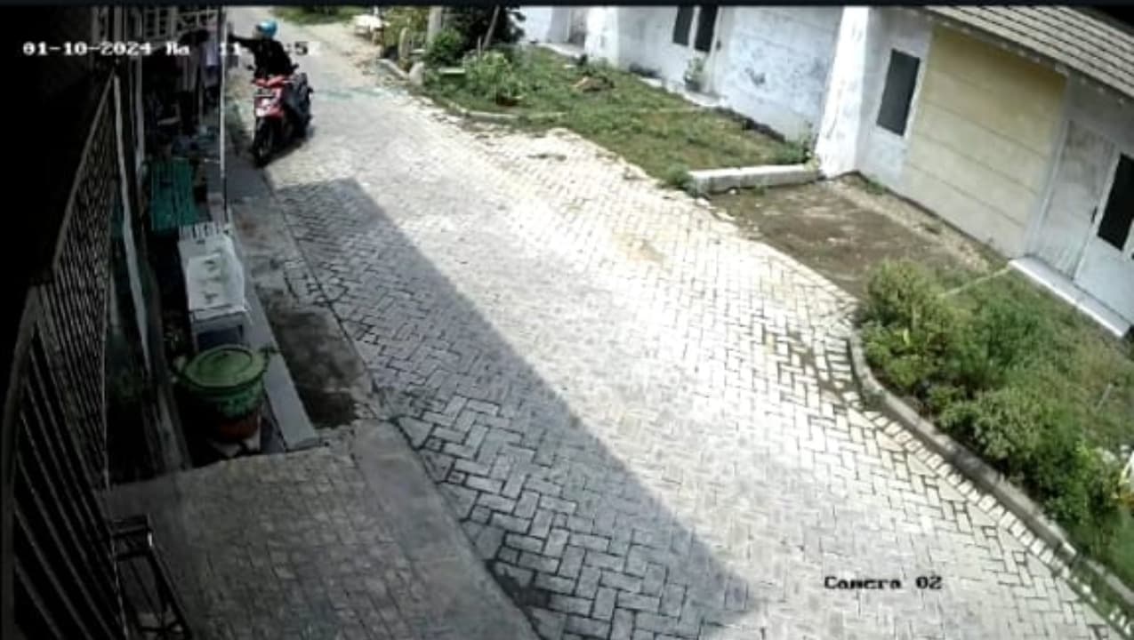 Viral! Aksi Maling Pakaian Dalam Wanita di Jombang Terekam CCTV