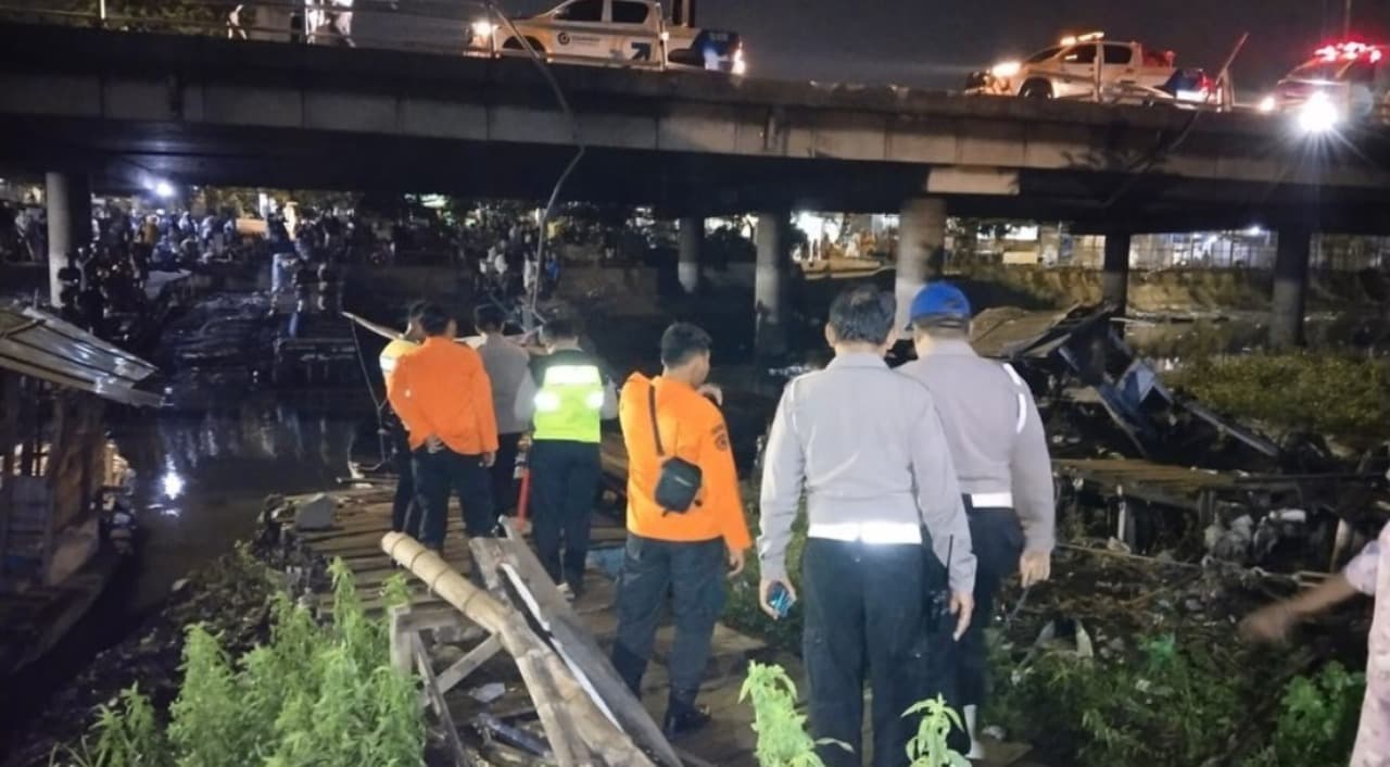 Tabrak Pembatas Jalan Tol, Truk Trailer Tercebur ke Bozem Morokrembangan