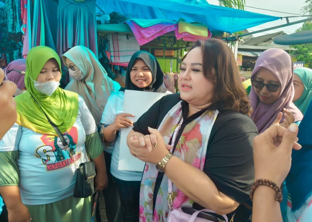 Bersama Tim Ahmad Dhani, Ninayanti Bagikan Makan Siang dan Susu Gratis di Pasar PBI