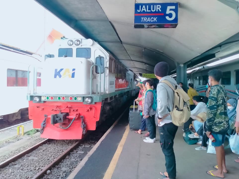 Daop 8 Catat 5,4 Juta Orang Gunakan Kereta Api Selama 2023