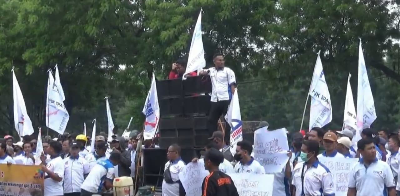 Belum Dibayar, Ratusan Buruh Blokir Jalur Pantura Tuban