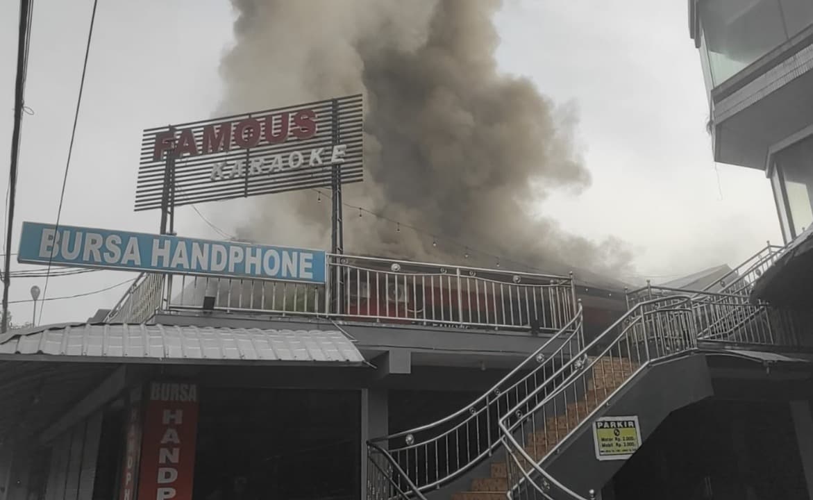 Famous Cafe dan Karaoke di Kota Madiun Terbakar