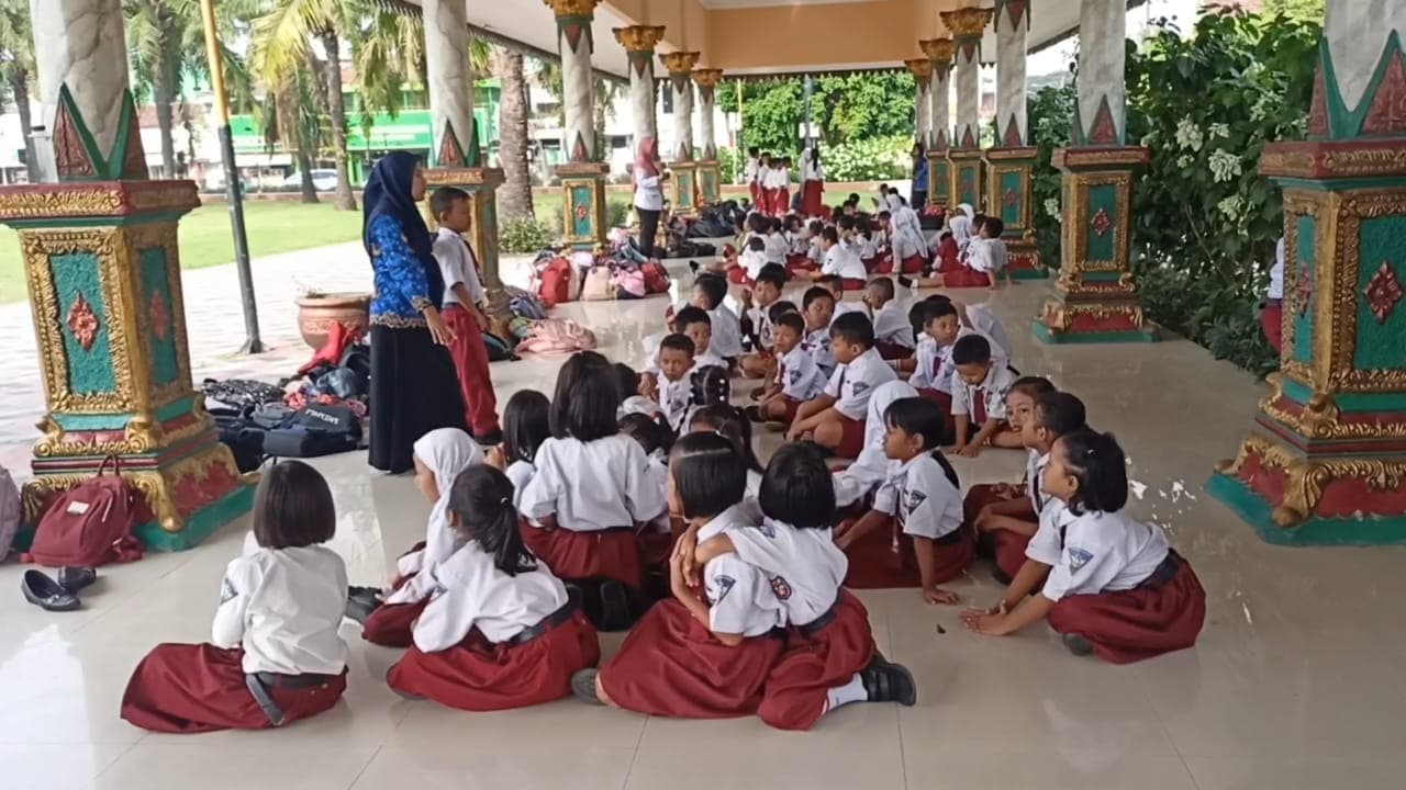 Famous Cafe dan Karaoke Terbakar, Siswa SDN Pangonangan 02 Terpaksa Belajar di Alun-Alun