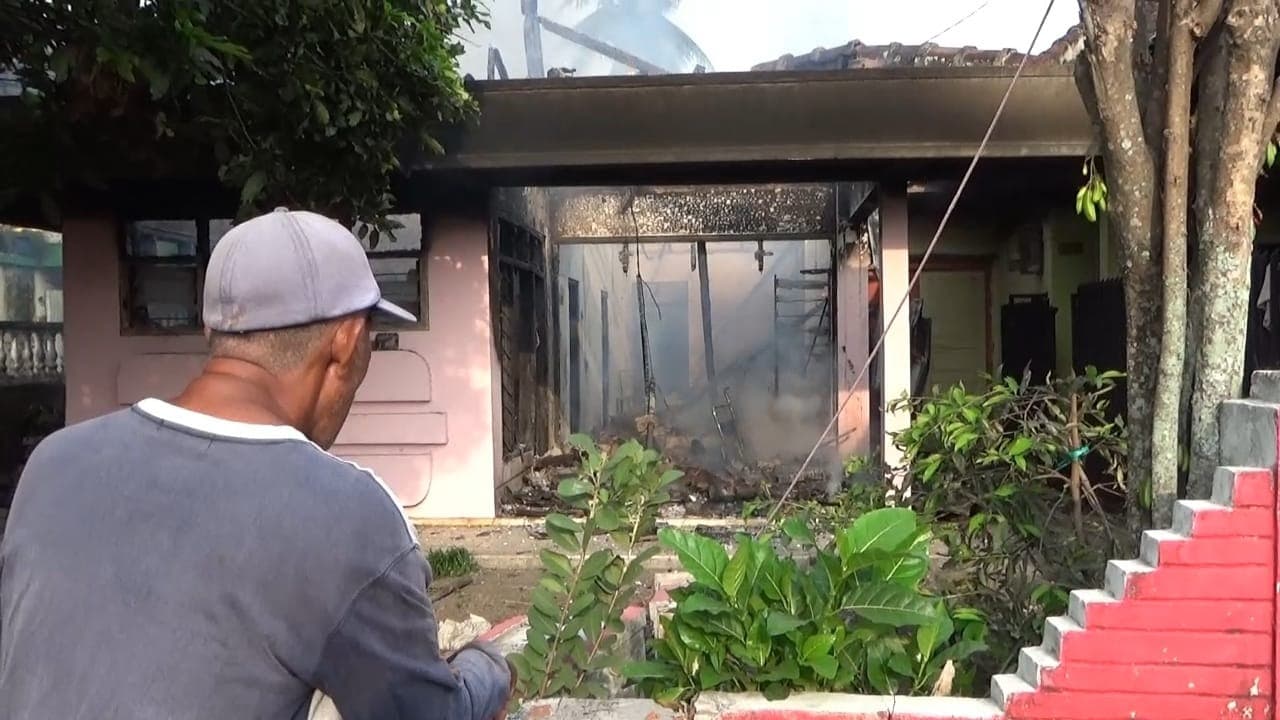 Petugas PMK Terhalang Portal, Rumah Warga Ludes Terbakar