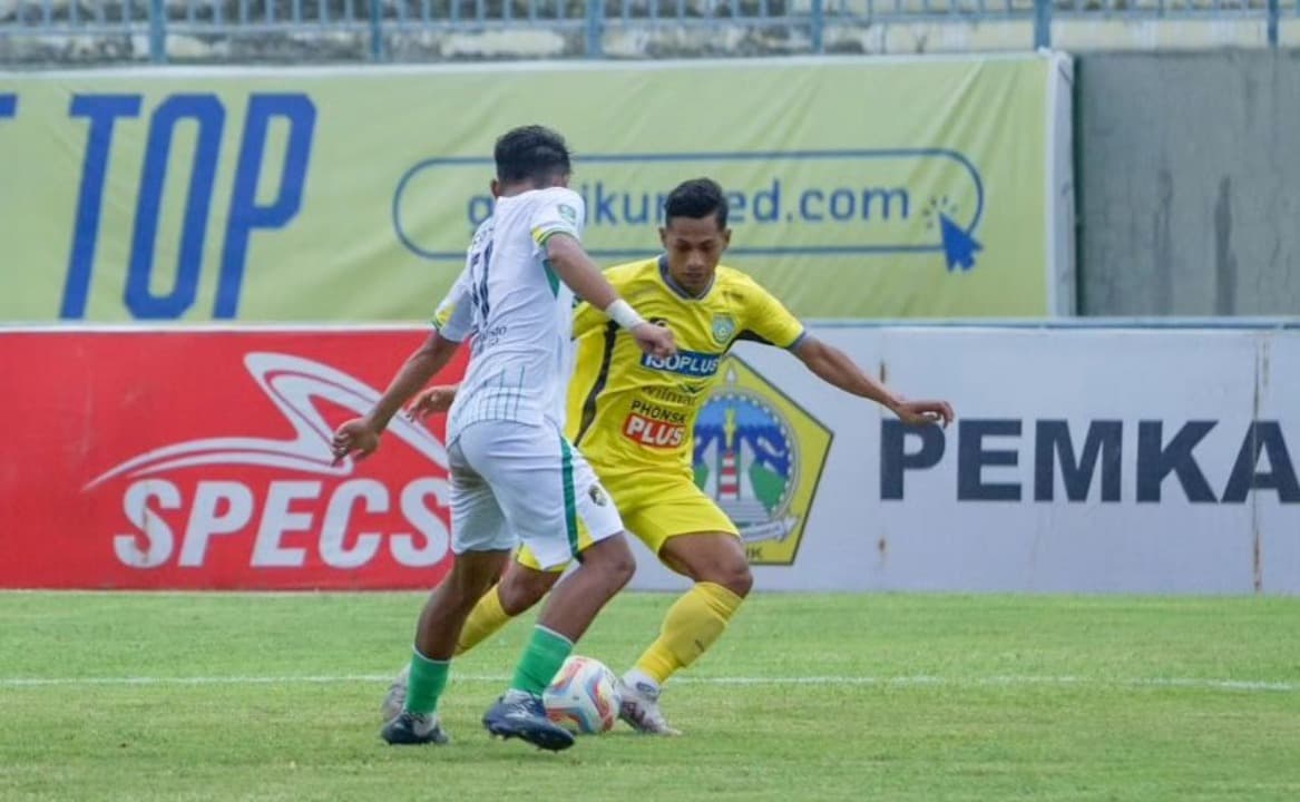 Boaz Solossa Cetak Gol, Gresik United Ditaklukkan Persewar Waropen 0-1