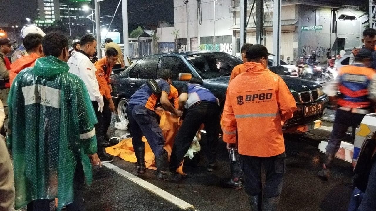 Senggolan dengan Mobil, Pemotor Tewas Tertabrak BMW di Layang Mayangkara