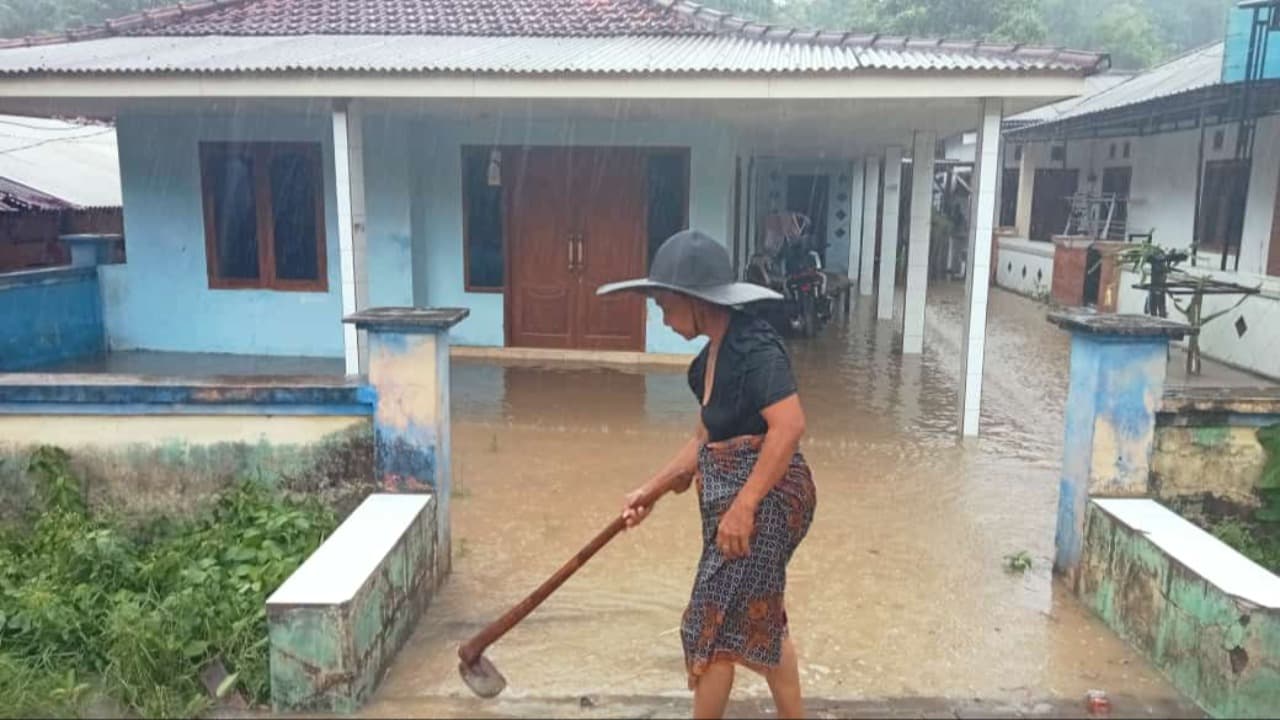 Tak Ada Gorong-gorong, Rumah Warga Bawean Terendam Banjir