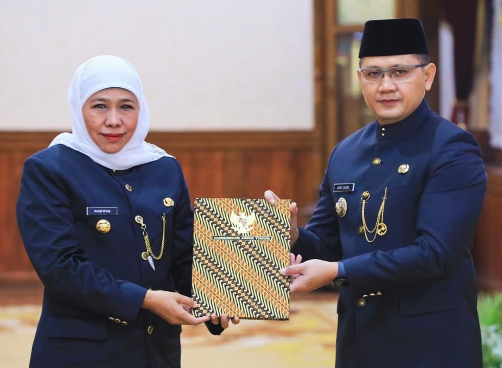 Gubernur Khofifah Serahkan SK Perpanjangan Masa Jabatan Pj Walikota Batu