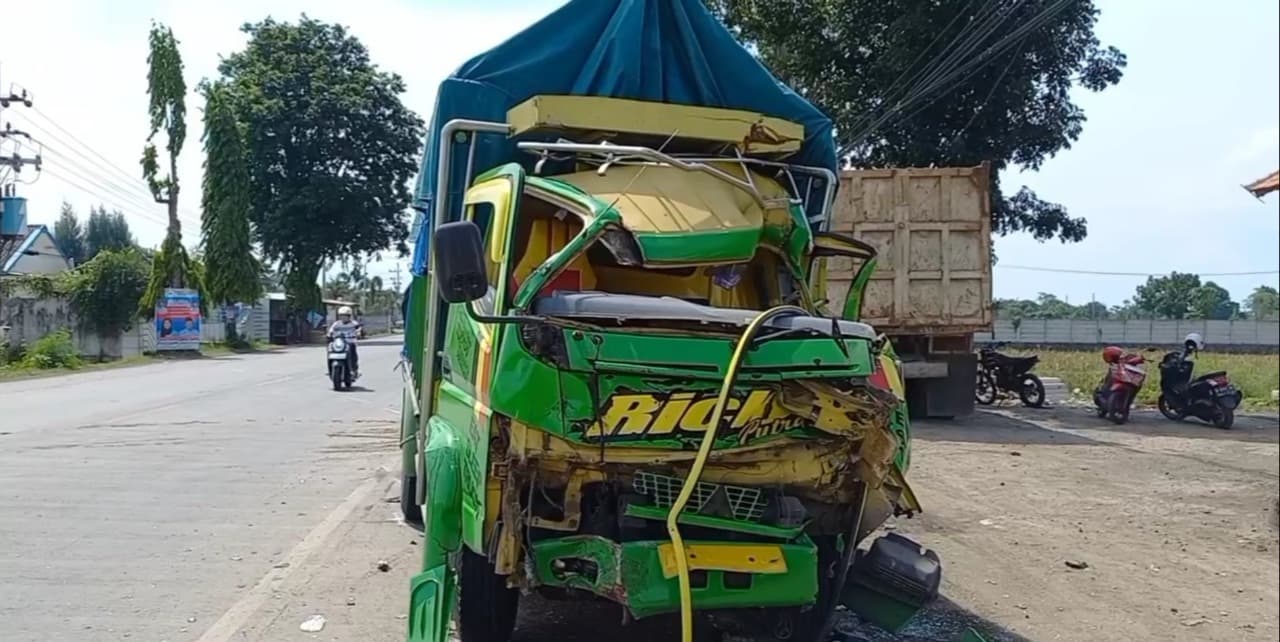 Pemotor Tewas Ditabrak Truk Ugal Ugalan di Jalur Pantura Paiton