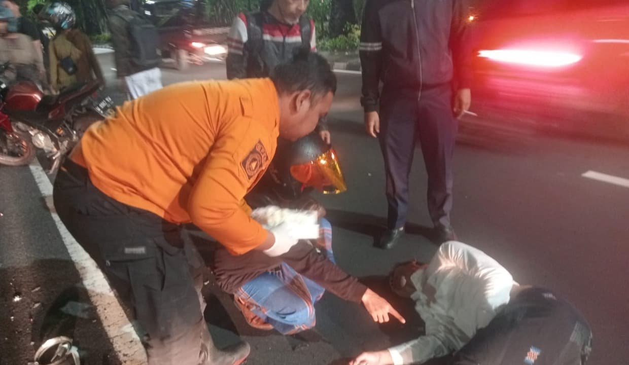 Berkendara Sambil Lihat GPS, Pemuda asal Tuban Tabrak Mobil Mogok