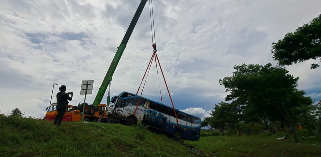Bangkai Bus Mulai Dievakuasi, Polisi Periksa Dua Sopir di Ngawi