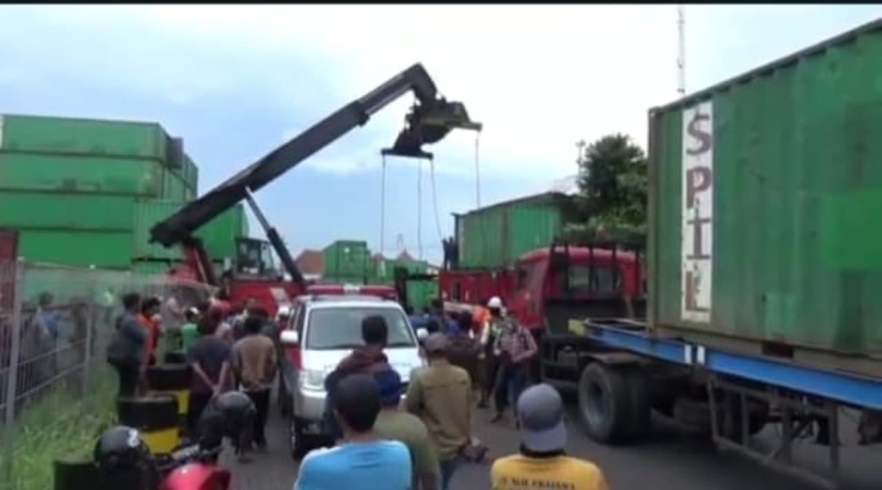 Sopir Truk Tewas Seketika Usai Tertimpa Kontainer di SPIL Teluk Bayur Surabaya