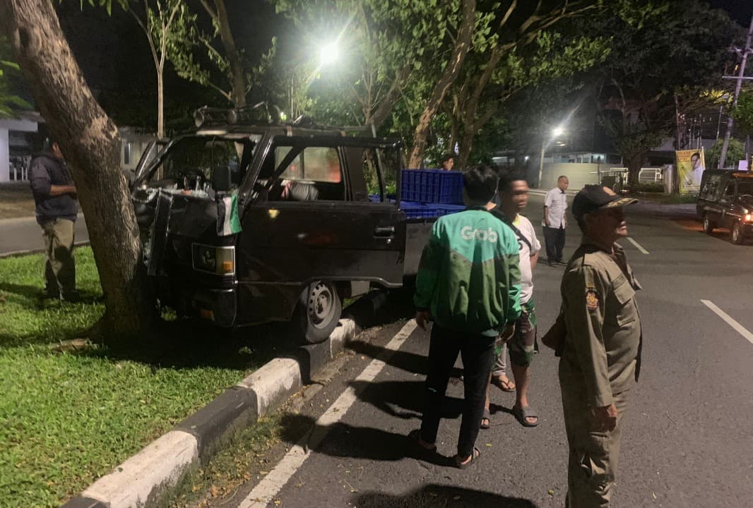 Alami Pecah Ban, Pick Up Tabrak Pohon di Tenggilis Mejoyo