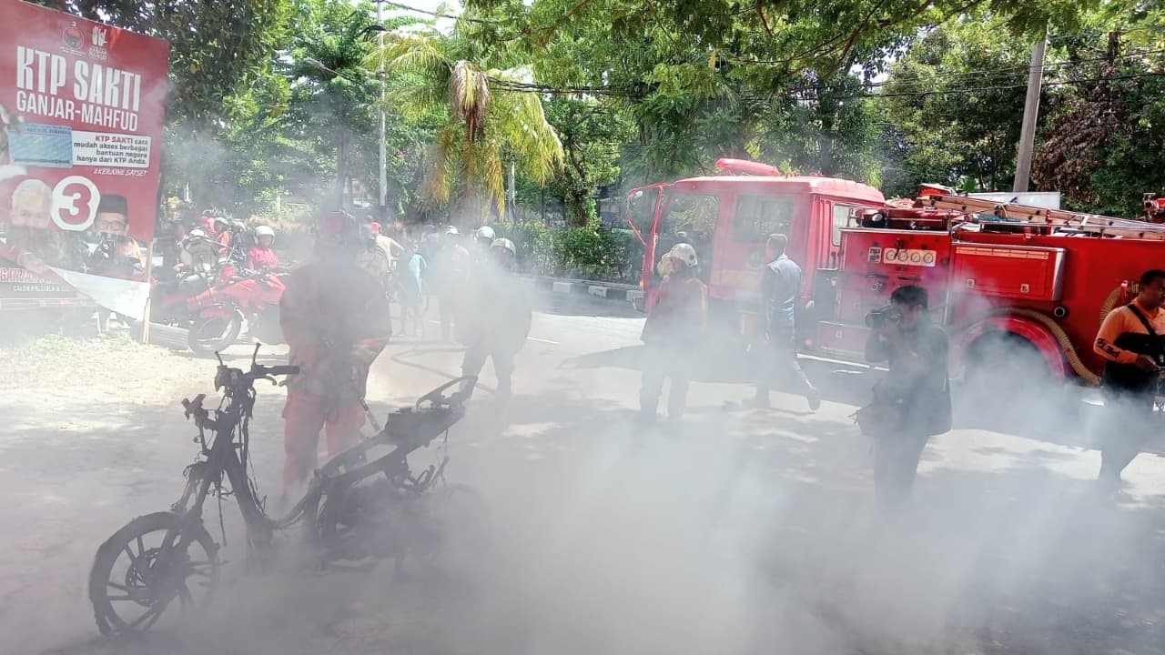 Hendak ke Madura, Motor Warga Surabaya Terbakar di Jalan Undaan