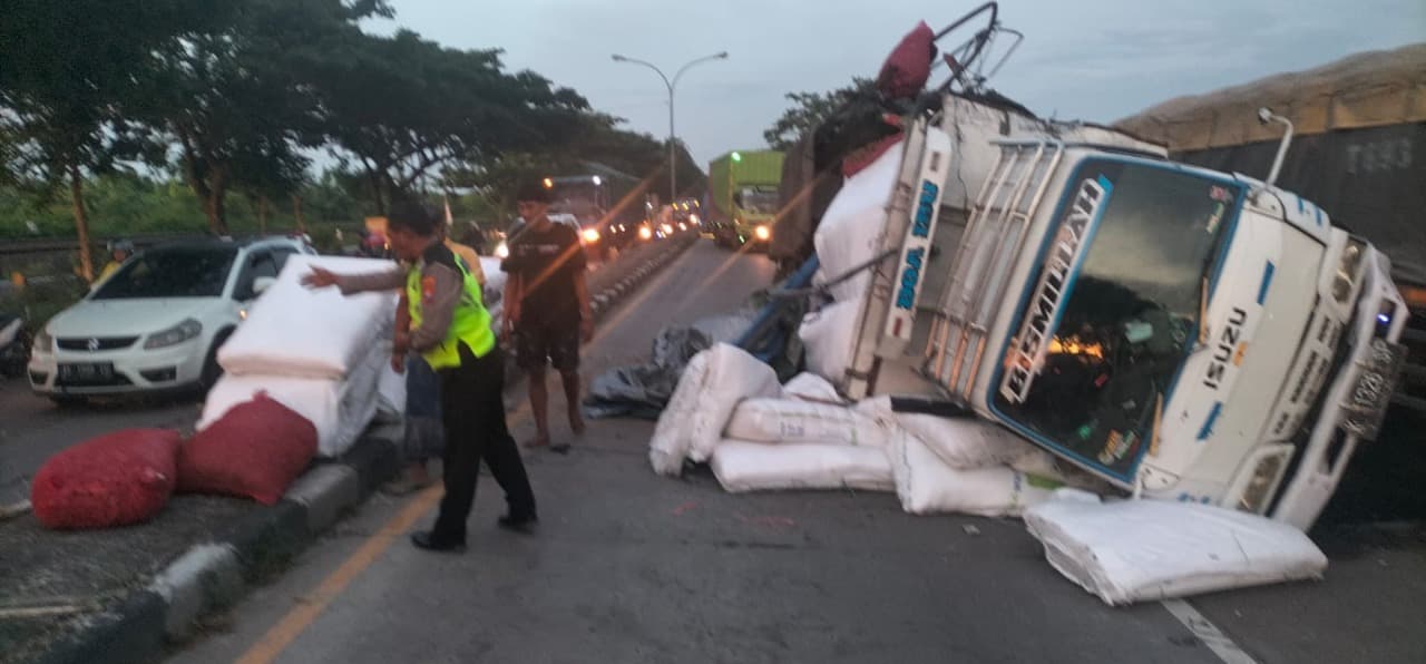 Kecelakaan Karambol 5 Kendaraan di Jalan Nasional Babat-Lamongan, 1 Truk Terguling, 2 Pemotor Terluka