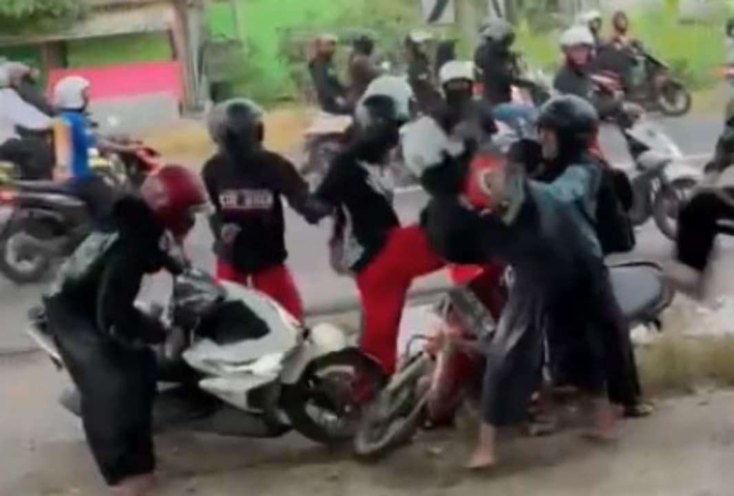 Jadi Teror, Sejoli Kekasih Dikeroyok Konvoi Pendekar Silat