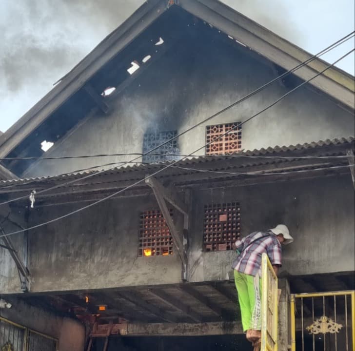 Gudang Toko Bangunan di Surabaya Terbakar, Satu Karyawan Terluka