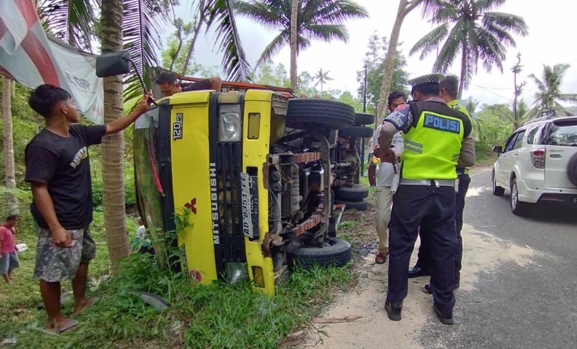 Hindari Kendaraan, Truk Pengangkut Sapi Terguling di Jalur Pacitan-Solo