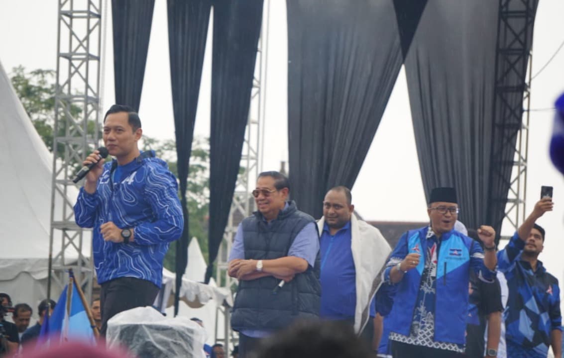 Ribuan Massa Sambut SBY dan AHY Kampanye Partai Demokrat di Lumajang