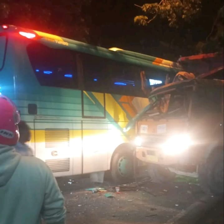 Bus Rombongan Ziarah Wali Tabrak Truk di Gresik, 5 Orang Tewas