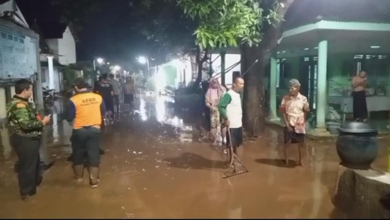 Banjir Lumpur Bercampur Kayu Terjang Desa Prodo Pasuruan