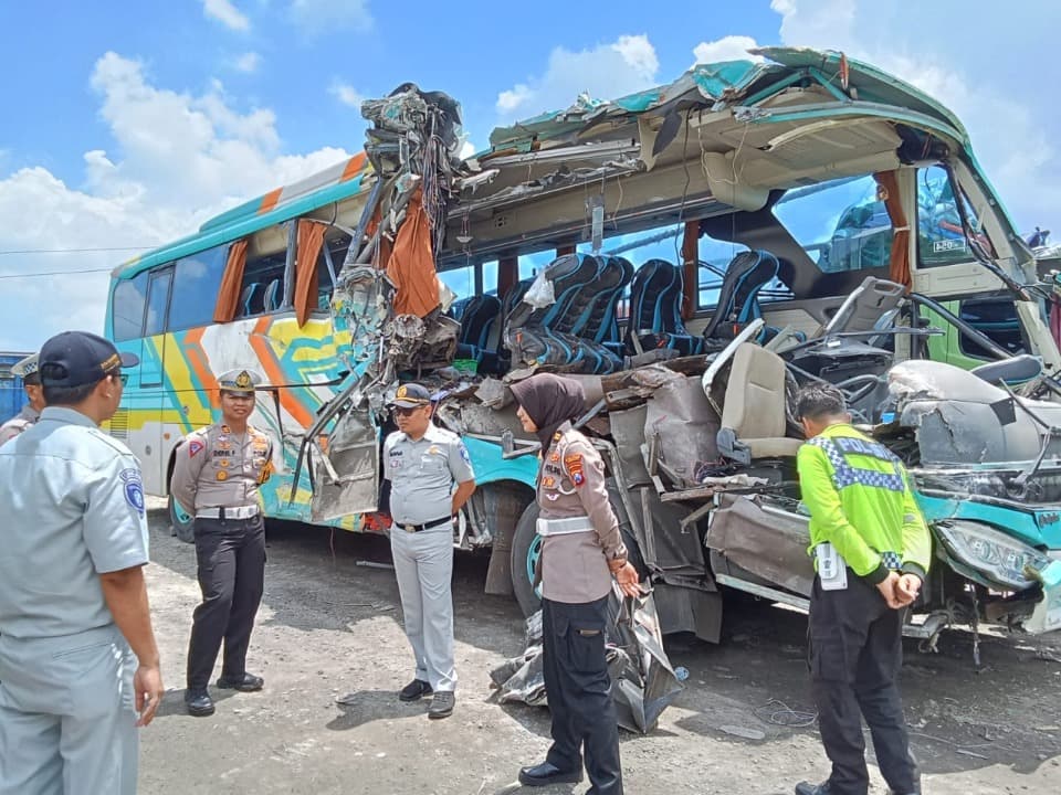 Polda Jatim Olah TKP Kecelakaan Bus Rombongan Ziarah Wali yang Tewaskan 5 Orang