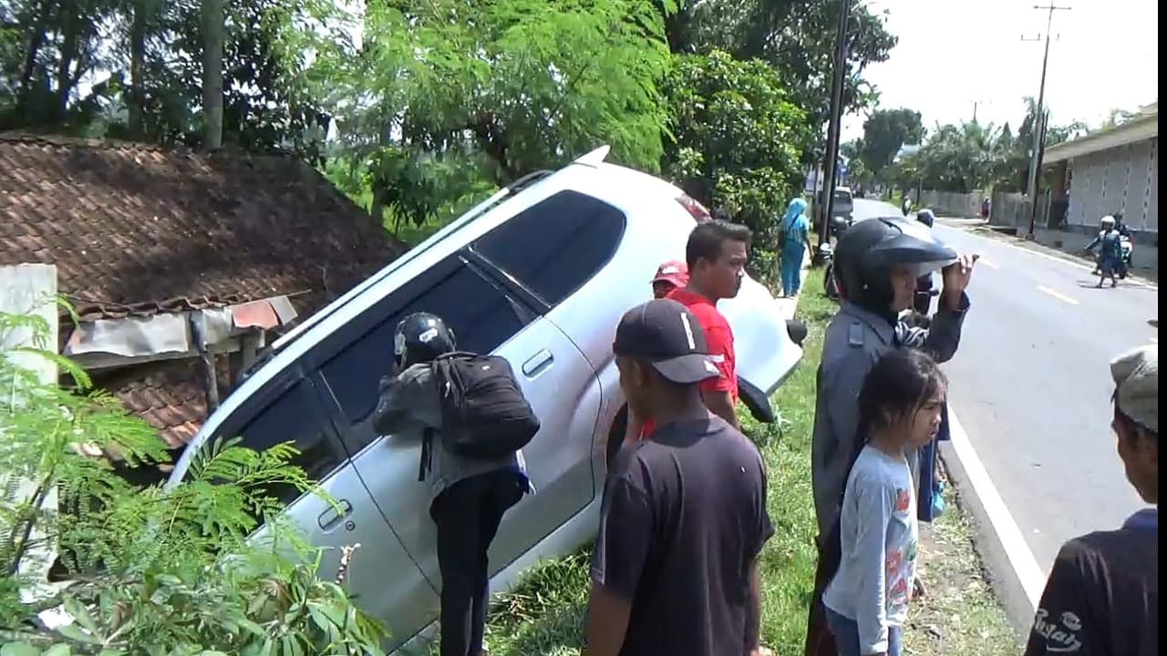 Sopir Hendak Ambil Botol, Mobil Justru Tabrak Motor dan Rumah di Jember