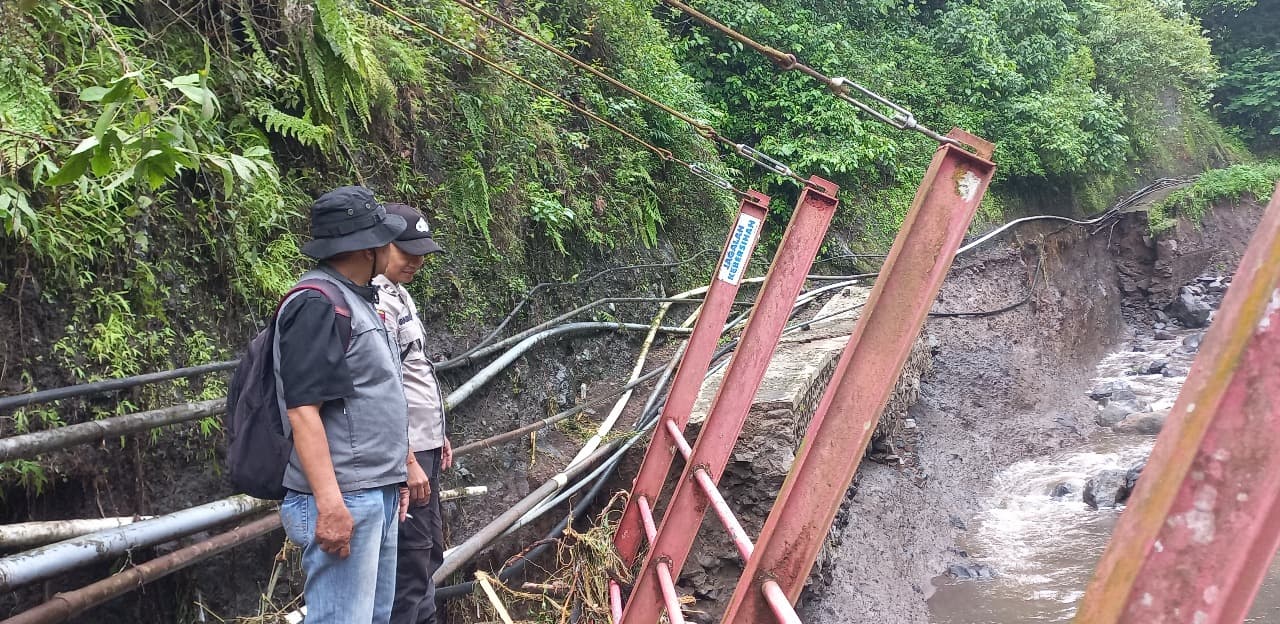 Disapu Banjir Bandang, Akses Ke Air Terjun Madakaripura Ambrol