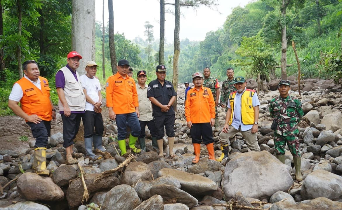 Tinjau Banjir Bandang di Pasuruan, Kalaksa BPBD Jatim Bersihkan  Lumpur dan Material Longsor