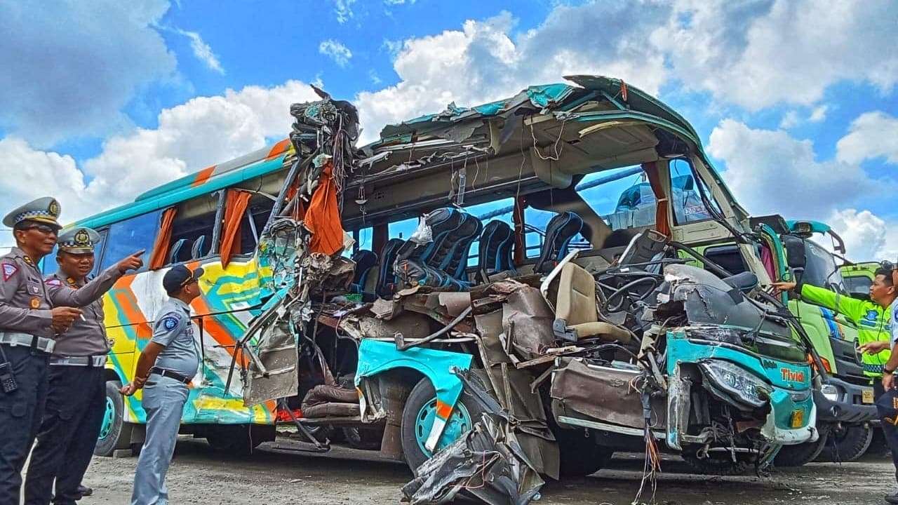 Belum Ada Tersangka Laka Adu Banteng Bus Ziarah Wali Vs Truk di Gresik