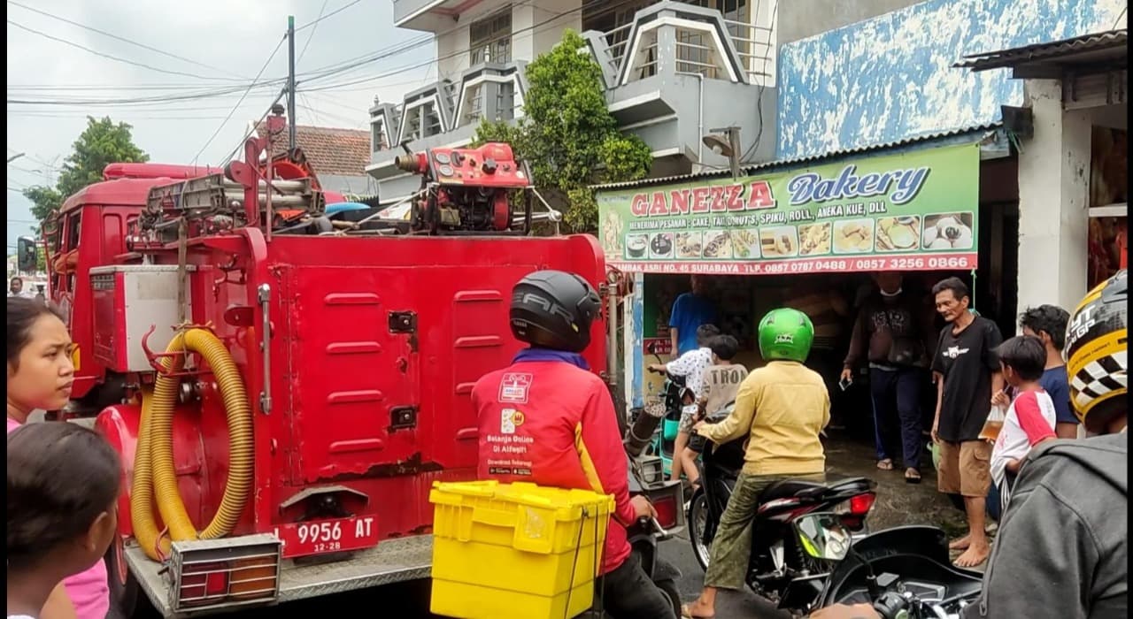 Gas Elpiji Bocor, Toko Roti Ganezza di Tambak Asri Terbakar