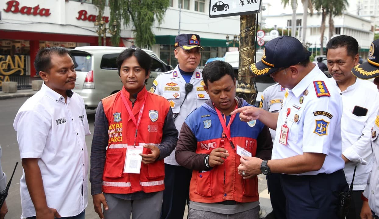 Hari Pertama, 36 Ruas Jalan Terapkan Pembayaran Parkir Non Tunai di Surabaya