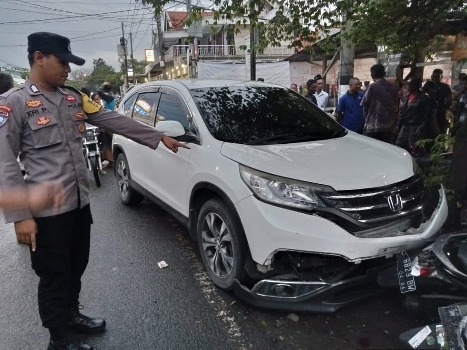 Panik Lihat Jenazah, Sopir Salah Injak Pedal, Mobil Seruduk 10 Motor