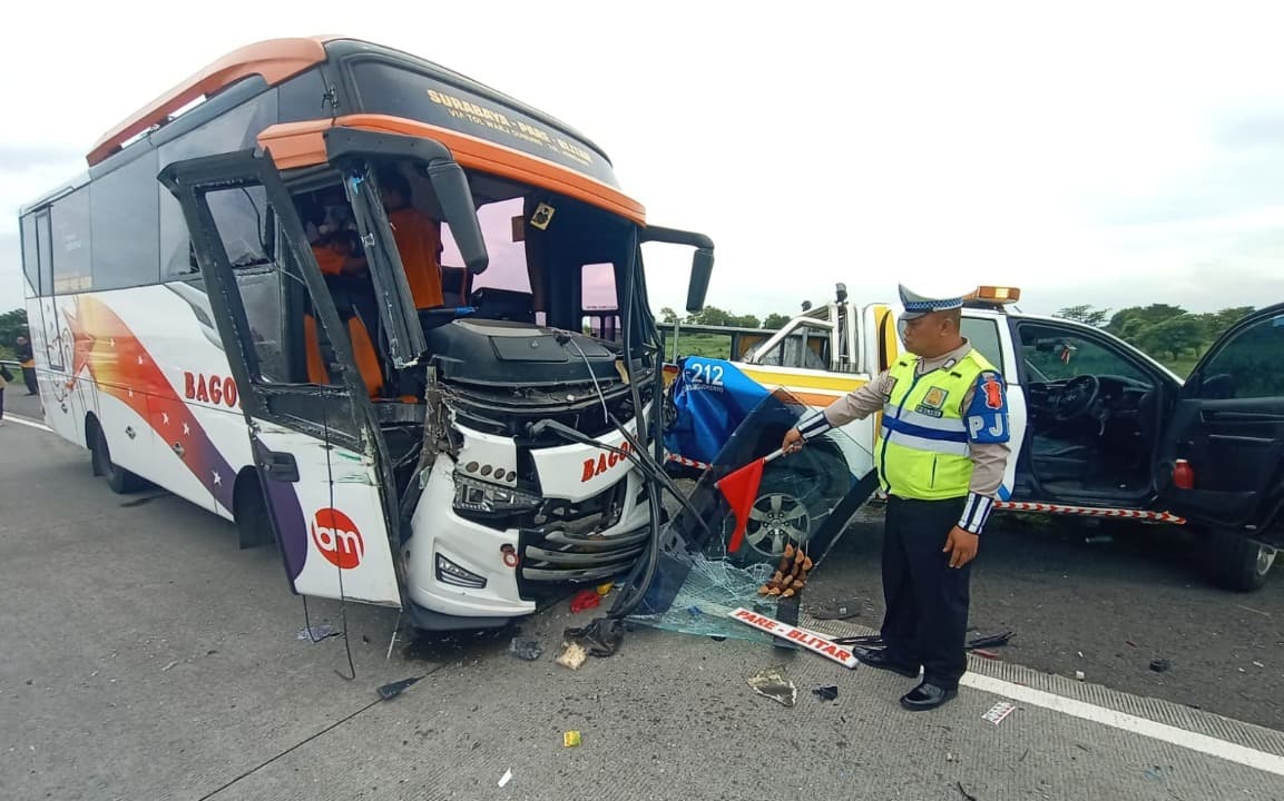 Bus Bagong Tabrak Mobil Patroli Jasa Marga di Tol Sumo