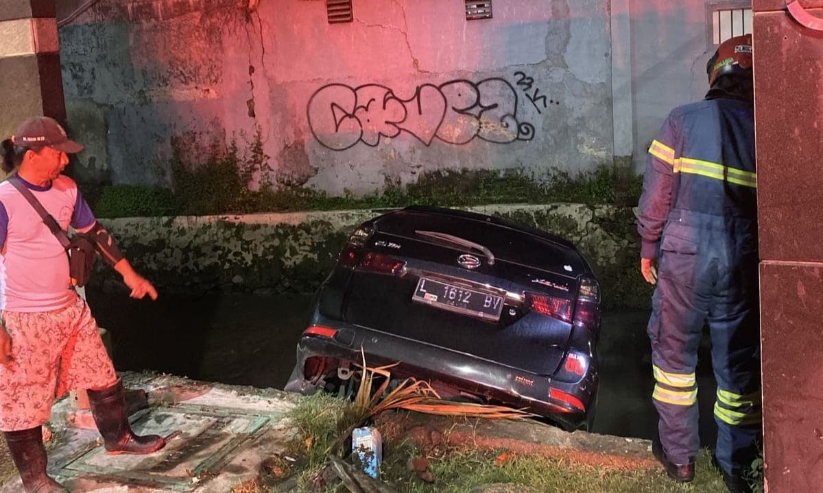 Sopir Mengantuk, Mobil Avanza Nyemplung ke Sungai Nginden