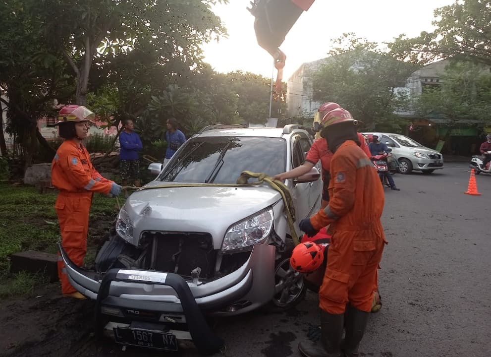 Diduga Sopir Mabuk, Daihatsu Terios Nabrak Taman Menur