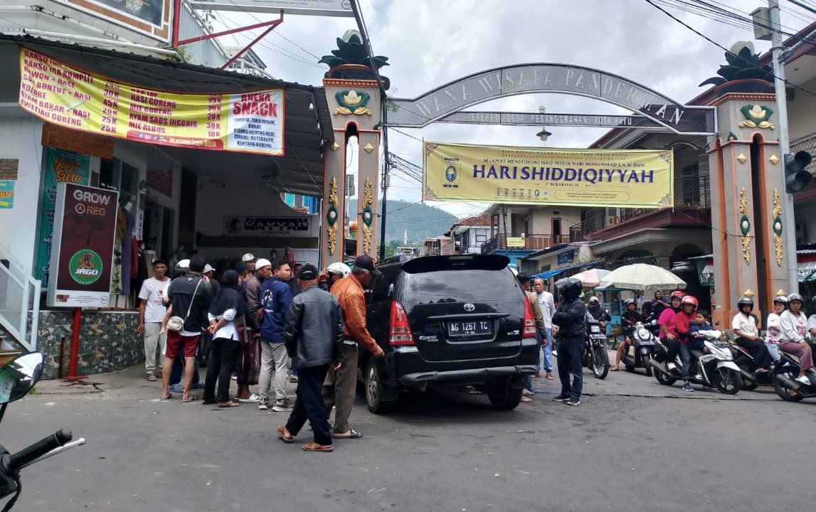 Panik Dikejar Massa, Perangkat Desa asal Jombang Tewas usai Mobil Tabrak Gapura