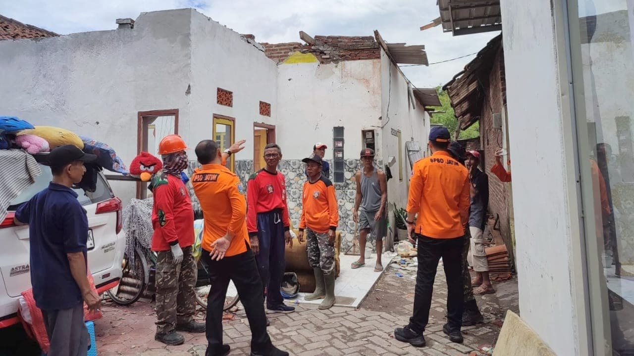 Tinjau Lokasi, Kalaksa BPBD Jatim Serahkan Bantuan kepada Warga Terdampak Angin Kencang di Sidoarjo