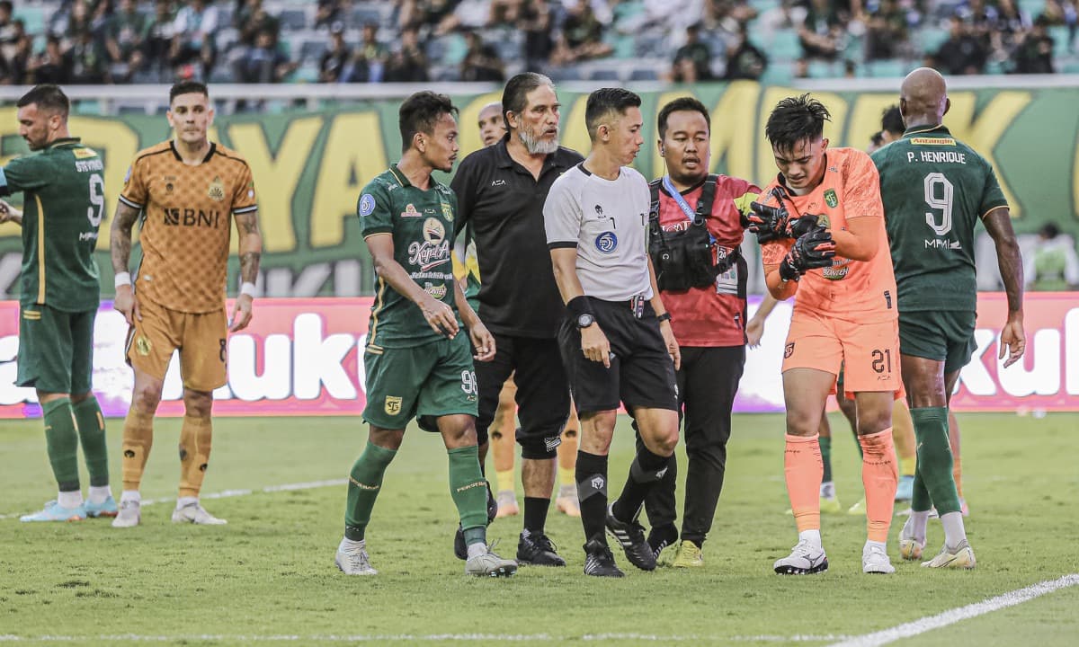 Kiper Persebaya Ernando Ari Pulang ke Semarang Usai Dibekap Cedera