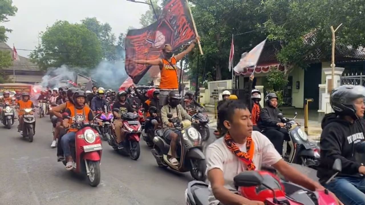 Ratusan Suporter Ramaikan Parade Gelar Juara Persibo