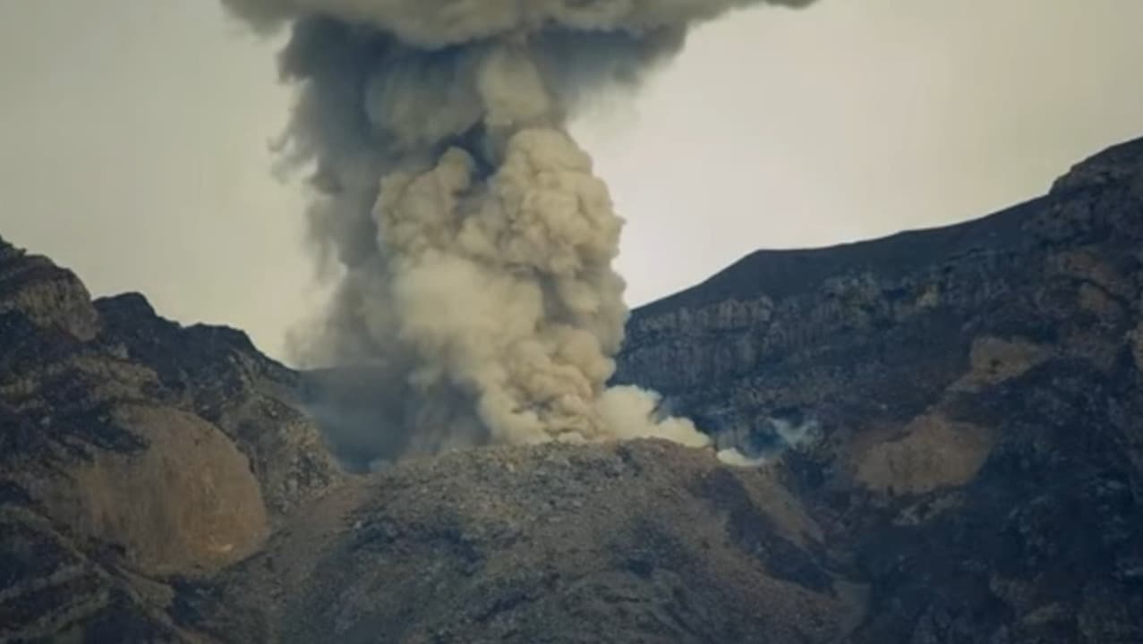 Gunung Semeru Keluarkan Lava Pijar 6 Kali Disertai 7 Kali Letusan