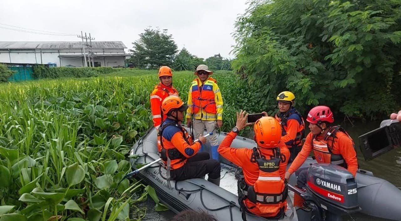 Cegah Banjir di Waru Terulang, Pemprov Jatim Cek Enceng Gondok di Sungai Buntung